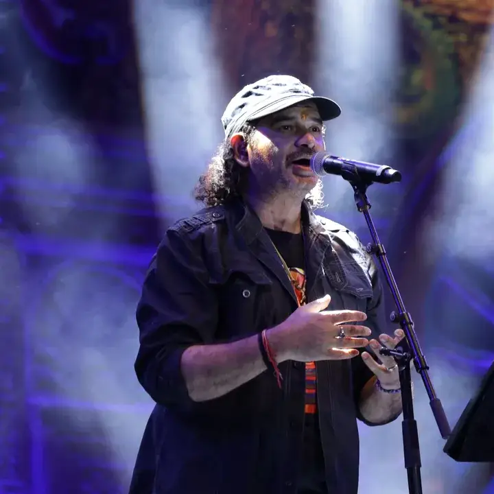 Mohit Chauhan performing live