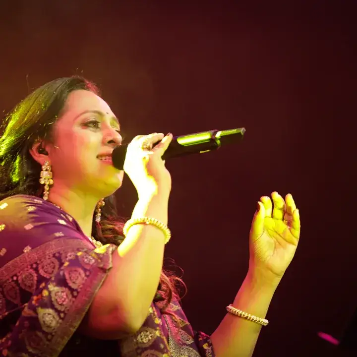 Vaishali Samant performing live